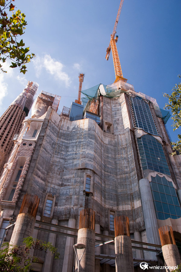 Barcelona. Sagrada Familia w budowie... Widok od strony carrer de Mallorca. - foto: wnieznane.pl Barcelona. Sagrada Familia w budowie... Widok od strony carrer de Mallorca. - foto: wnieznane.pl