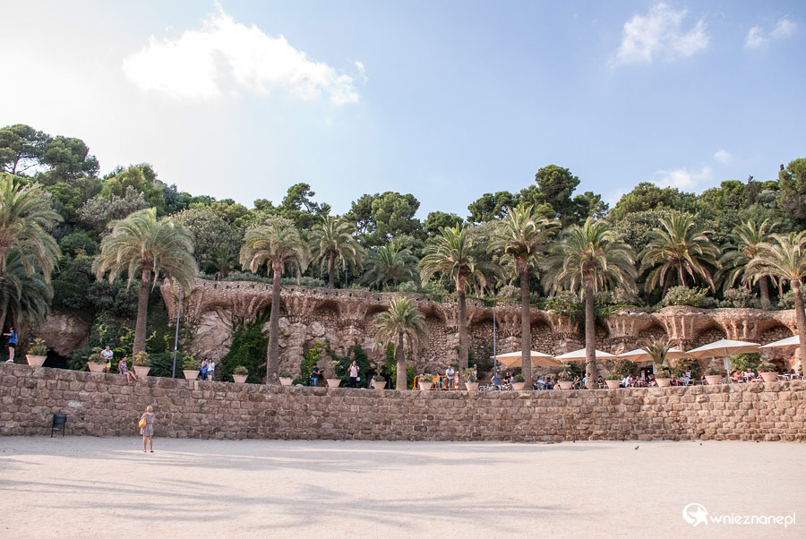 Barcelona. Plecami do miasta, czyli stojąc w sercu parku Guell. - foto: wnieznane.pl Barcelona. Plecami do miasta, czyli stojąc w sercu parku Guell. - foto: wnieznane.pl
