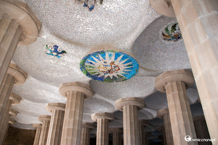 Barcelona. Sala Stu Kolumn, to integralna część Parku Guell. - foto: wnieznane.pl Barcelona. Sala Stu Kolumn, to integralna część Parku Guell. - foto: wnieznane.pl