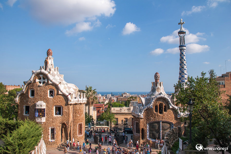 Barcelona. Park Guell i charakterystyczne budynki dla architektury Gaudiego. - foto: wnieznane.pl Barcelona. Park Guell i charakterystyczne budynki dla architektury Gaudiego. - foto: wnieznane.pl