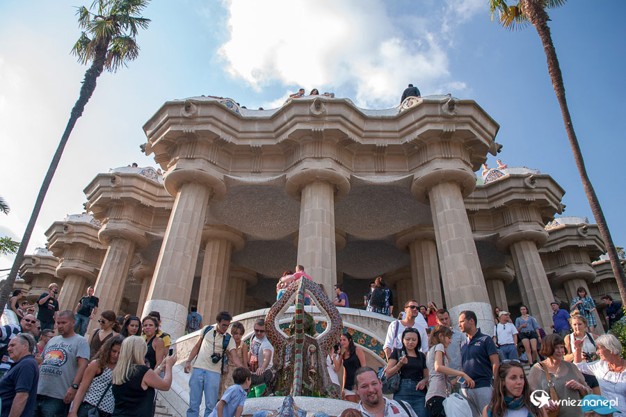 Barcelona. Park Guell. Fragment słynnej Salamandry oraz podstawa Sali Stu Kolumn. - foto: wnieznane.pl Barcelona. Park Guell. Fragment słynnej Salamandry oraz podstawa Sali Stu Kolumn. - foto: wnieznane.pl