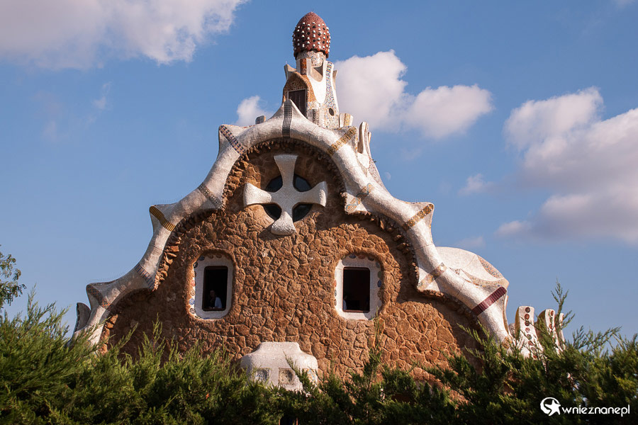 Barcelona. Park Guell. Zaokrąglone kształty budynku witają nas przy jednym z wejść do parku. - foto: wnieznane.pl Barcelona. Park Guell. Zaokrąglone kształty budynku witają nas przy jednym z wejść do parku. - foto: wnieznane.pl