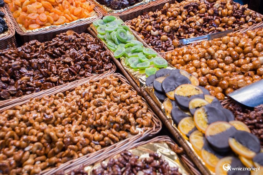 Barcelona. Suszone owoce, przysmaki w karmelu. To znajdziemy na La Boqueira. - foto: wnieznane.pl Barcelona. Suszone owoce, przysmaki w karmelu. To znajdziemy na La Boqueira. - foto: wnieznane.pl