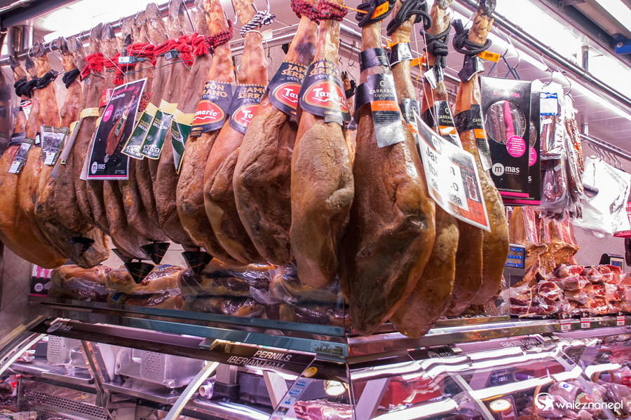 Barcelona. Wyjątkowo delikatne, smaczne - po prostu szynki iberyjskie na La Boqueira. - foto: wnieznane.pl Barcelona. Wyjątkowo delikatne, smaczne - po prostu szynki iberyjskie na La Boqueira. - foto: wnieznane.pl