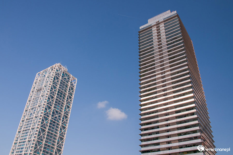 Barcelona. Charakterystyczne wieżowce na pograniczu Barcelonety i wejścia do portu olimpijskiego. - foto: wnieznane.pl Barcelona. Charakterystyczne wieżowce na pograniczu Barcelonety i wejścia do portu olimpijskiego. - foto: wnieznane.pl