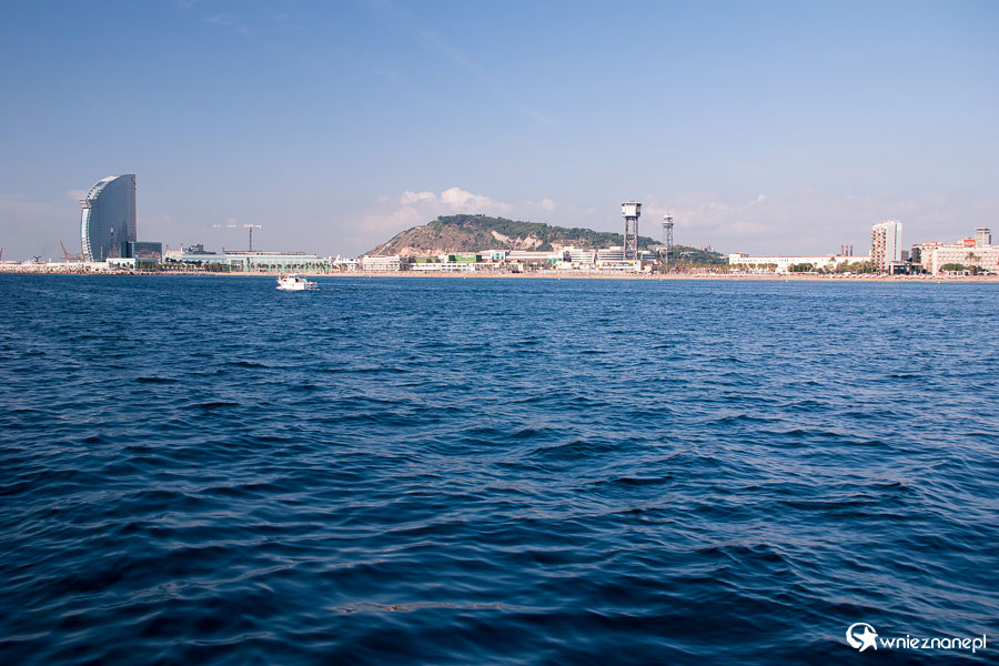 Barcelona. Rejs katamaranem pozwala spojrzeć na miasto z innej perspektywy. - foto: wnieznane.pl Barcelona. Rejs katamaranem pozwala spojrzeć na miasto z innej perspektywy. - foto: wnieznane.pl