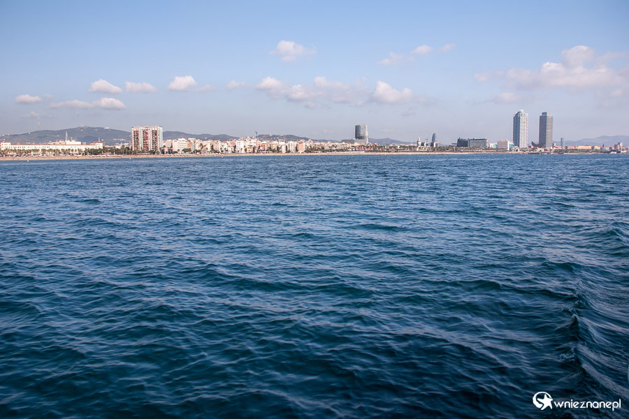 Barcelona. W tle charakterystyczne miejskie budowle. - foto: wnieznane.pl Barcelona. W tle charakterystyczne miejskie budowle. - foto: wnieznane.pl