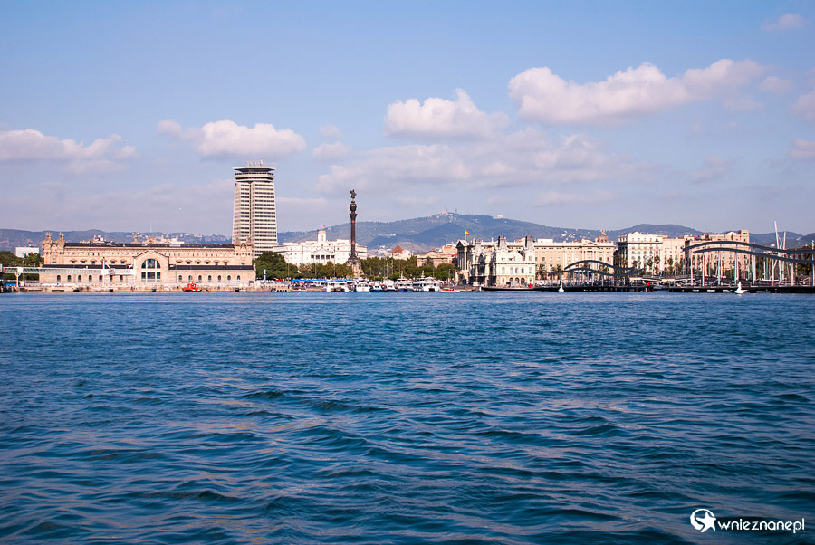 Barcelona. Na horyznocie charakterystyczny pomnik Kolumba oraz molo przy porcie (po prawej). W tle zarys wzgórza Tibidabo. - foto: wnieznane.pl Barcelona. Na horyznocie charakterystyczny pomnik Kolumba oraz molo przy porcie (po prawej). W tle zarys wzgórza Tibidabo. - foto: wnieznane.pl