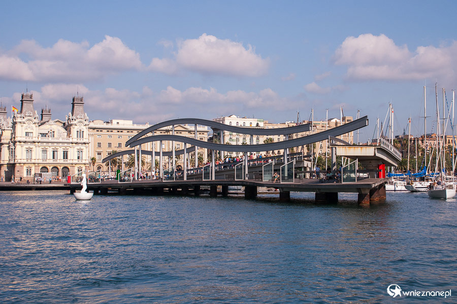 Barcelona. Charakterystyczne molo widziane z wysokości katamaranu. - foto: wnieznane.pl Barcelona. Charakterystyczne molo widziane z wysokości katamaranu. - foto: wnieznane.pl