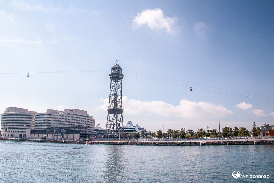 Barcelona. Na pierwszym planie zabytkowa miejska kolejka wiodąca na wzgórze Montjuic. - foto: wnieznane.pl Barcelona. Na pierwszym planie zabytkowa miejska kolejka wiodąca na wzgórze Montjuic. - foto: wnieznane.pl