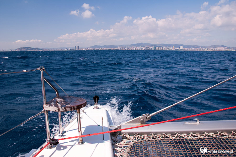 Barcelona. Piękna sprawa. Rytm fal, bryza we włosach i cała Barcelona na horyzoncie. - foto: wnieznane.pl Barcelona. Piękna sprawa. Rytm fal, bryza we włosach i cała Barcelona na horyzoncie. - foto: wnieznane.pl