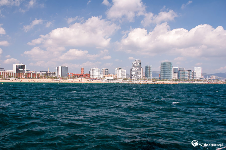 Barcelona. Nowoczesne oblicze miasta widoczne z katamaranu. - foto: wnieznane.pl Barcelona. Nowoczesne oblicze miasta widoczne z katamaranu. - foto: wnieznane.pl