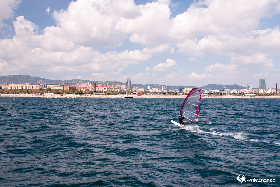 Barcelona. Pływając na katamaranie można spotkać amatorów windsurfingu. - foto: wnieznane.pl Barcelona. Pływając na katamaranie można spotkać amatorów windsurfingu. - foto: wnieznane.pl