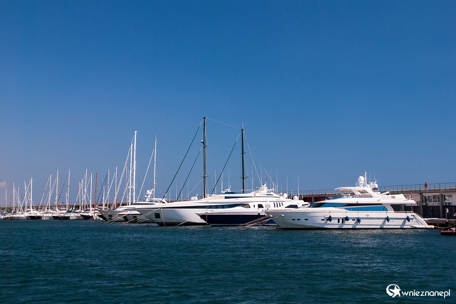 Barcelona. Zacumowane łódki w porcie olimpijskim. - foto: wnieznane.pl Barcelona. Zacumowane łódki w porcie olimpijskim. - foto: wnieznane.pl