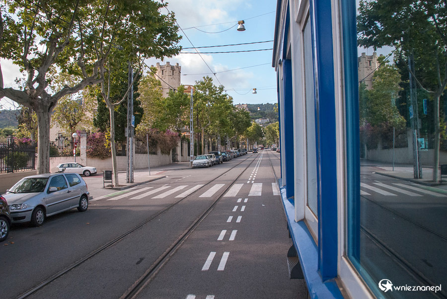 Barcelona. Stylowy niebieski tramwaj powiezie nas przez Av. Tibidabo w kierunku wzgórza. - foto: wnieznane.pl Barcelona. Stylowy niebieski tramwaj powiezie nas przez Av. Tibidabo w kierunku wzgórza. - foto: wnieznane.pl