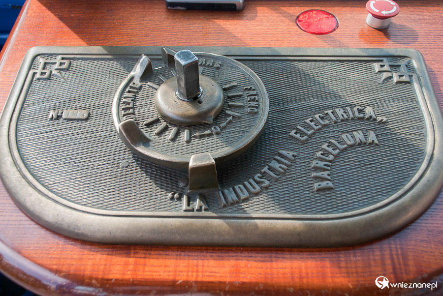 Barcelona. Pulpit zabytkowego niebieskiego tramwaju, którym podjedziemy pod wzgórze Tibidabo. - foto: wnieznane.pl Barcelona. Pulpit zabytkowego niebieskiego tramwaju, którym podjedziemy pod wzgórze Tibidabo. - foto: wnieznane.pl