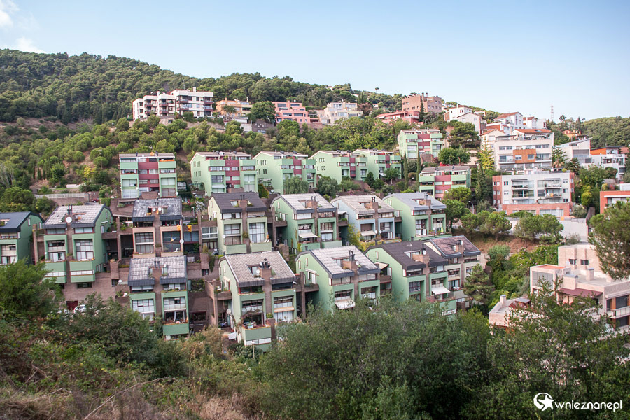 Barcelona. Zielone domki widziane w drodze na wzgórze Tibidabo. - foto: wnieznane.pl Barcelona. Zielone domki widziane w drodze na wzgórze Tibidabo. - foto: wnieznane.pl