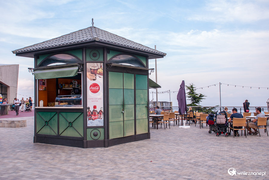 Barcelona. Kawiarnia na szczycie wzgórza Tibidabo. - foto: wnieznane.pl Barcelona. Kawiarnia na szczycie wzgórza Tibidabo. - foto: wnieznane.pl