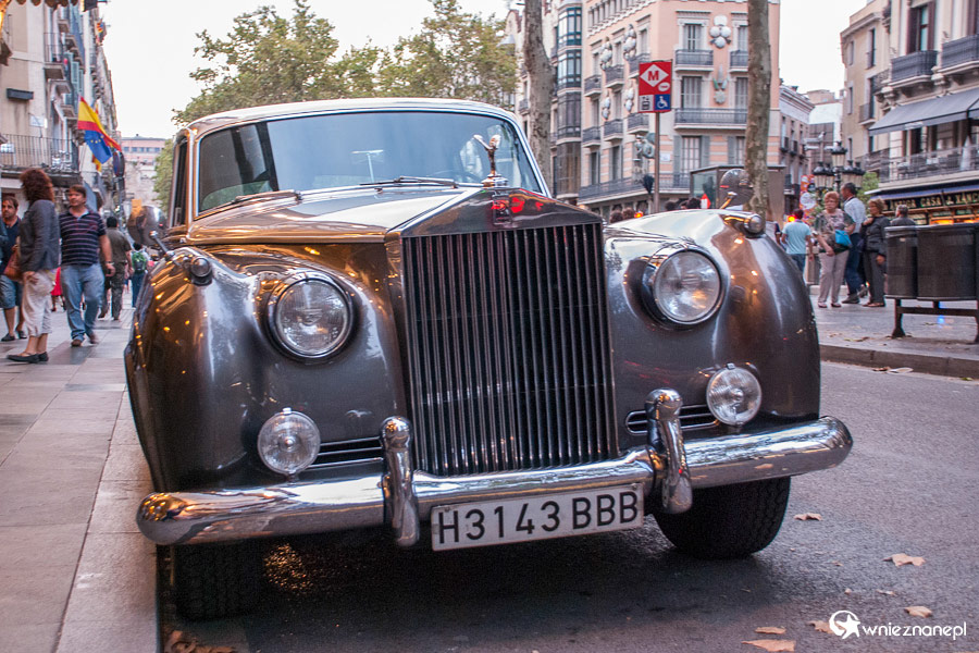 Barcelona. Rolls-Royce na La Rambla. - foto: wnieznane.pl Barcelona. Rolls-Royce na La Rambla. - foto: wnieznane.pl