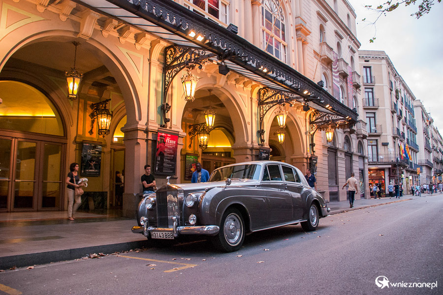 Barcelona. Eleganckie auto pod eleganckim budynkiem na La Rambla. - foto: wnieznane.pl Barcelona. Eleganckie auto pod eleganckim budynkiem na La Rambla. - foto: wnieznane.pl