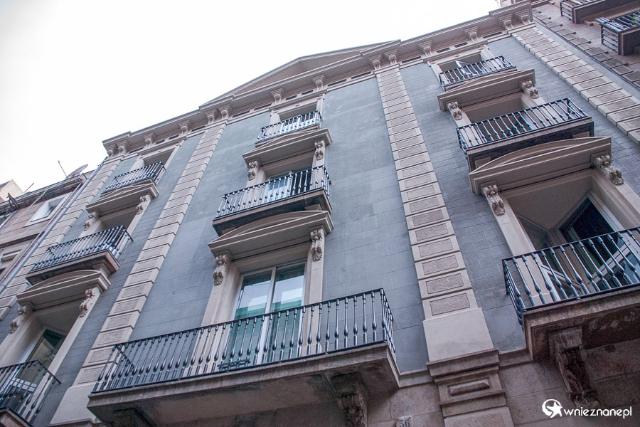 Barcelona. Jedna z licznych kamienic przy La Rambla. - foto: wnieznane.pl Barcelona. Jedna z licznych kamienic przy La Rambla. - foto: wnieznane.pl