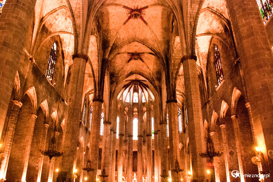 Barcelona. Wnętrza kościoła Santa Maria del Mar. - foto: wnieznane.pl Barcelona. Wnętrza kościoła Santa Maria del Mar. - foto: wnieznane.pl