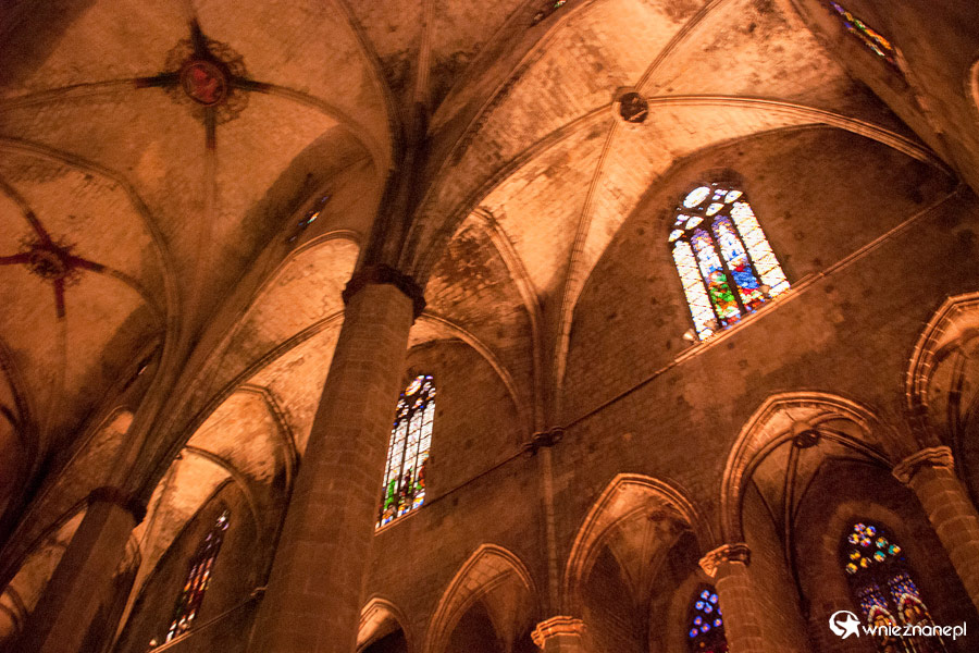 Barcelona. Gotyckie sklepienia kościoła Santa Maria del Mar. - foto: wnieznane.pl Barcelona. Gotyckie sklepienia kościoła Santa Maria del Mar. - foto: wnieznane.pl