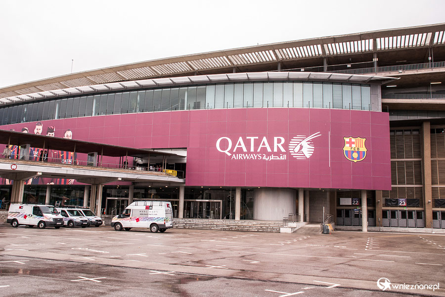 Barcelona. Camp Nou. Fasada stadionu pokryta przez reklamę sponsora. - foto: wnieznane.pl Barcelona. Camp Nou. Fasada stadionu pokryta przez reklamę sponsora. - foto: wnieznane.pl