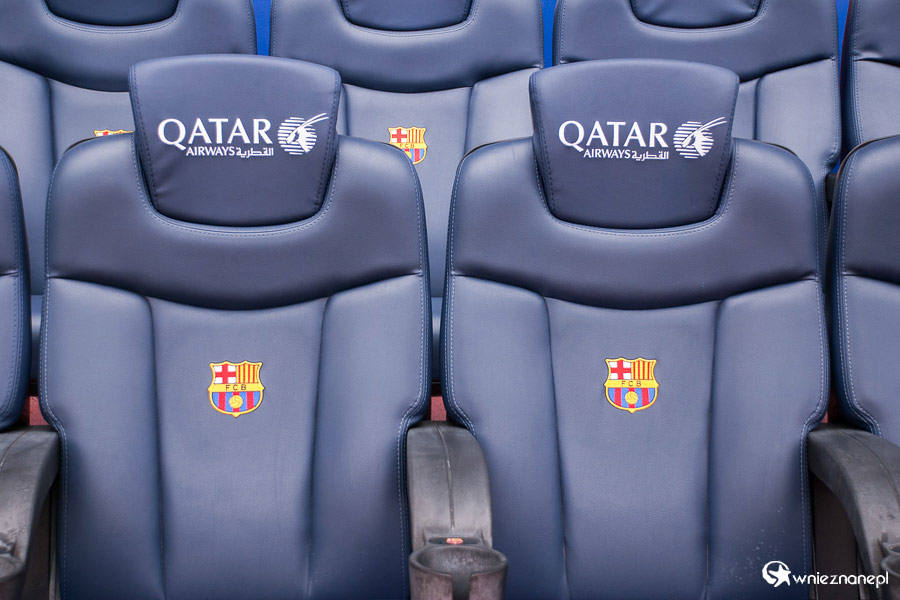 Barcelona. Camp Nou. Wygodne fotele czekają na zawodników obu drużyn. - foto: wnieznane.pl Barcelona. Camp Nou. Wygodne fotele czekają na zawodników obu drużyn. - foto: wnieznane.pl