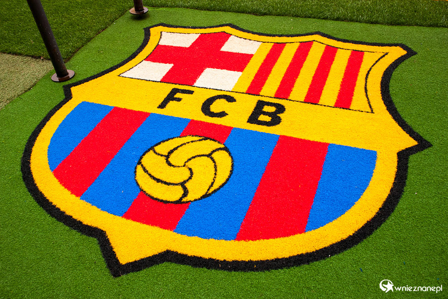 Barcelona. Camp Nou. Herb Barcelony tuż przy wejściu na murawę. - foto: wnieznane.pl Barcelona. Camp Nou. Herb Barcelony tuż przy wejściu na murawę. - foto: wnieznane.pl