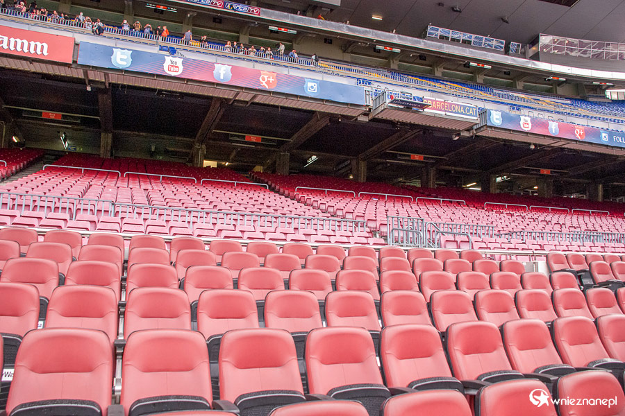 Barcelona. Camp Nou. Miejsca w centralnej części głównej trybuny nie należą do najtańszych. - foto: wnieznane.pl Barcelona. Camp Nou. Miejsca w centralnej części głównej trybuny nie należą do najtańszych. - foto: wnieznane.pl