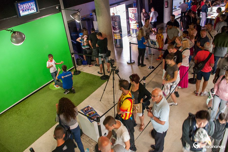 Barcelona. Camp Nou. Tłumy chętnych ustawiają się do pamiątkowego zdjęcia. - foto: wnieznane.pl Barcelona. Camp Nou. Tłumy chętnych ustawiają się do pamiątkowego zdjęcia. - foto: wnieznane.pl