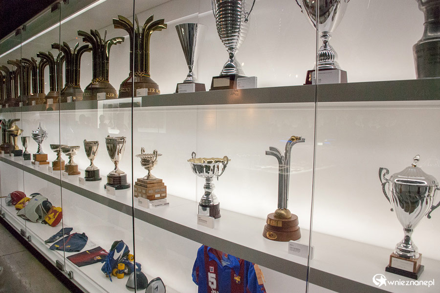 Barcelona. Camp Nou. Półki klubowego muzeum uginają się od zdobytych trofeów. - foto: wnieznane.pl Barcelona. Camp Nou. Półki klubowego muzeum uginają się od zdobytych trofeów. - foto: wnieznane.pl