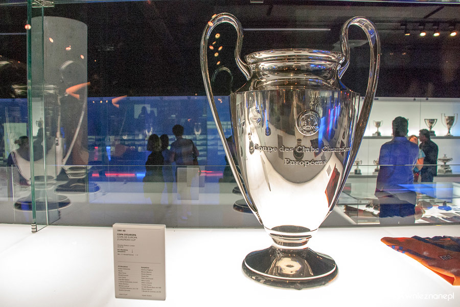Barcelona. Camp Nou. Puchar dla FC Barcelona za wygranie Ligi Mistrzów. - foto: wnieznane.pl Barcelona. Camp Nou. Puchar dla FC Barcelona za wygranie Ligi Mistrzów. - foto: wnieznane.pl