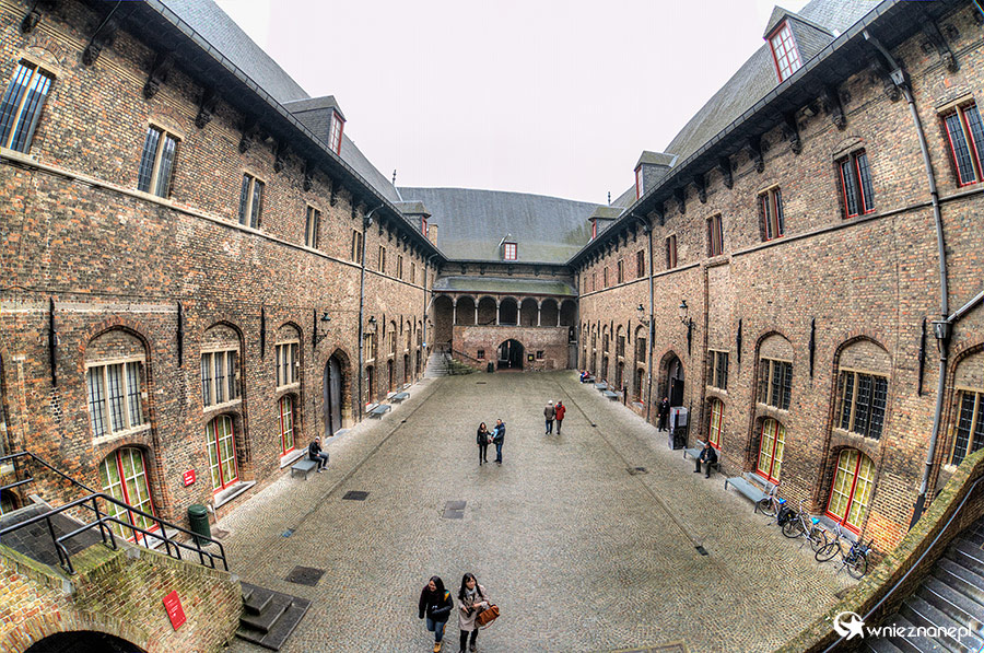 Brugia (Brugge). Dawne hale targowe przy dzwonnicy. - foto: wnieznane.pl Brugia (Brugge). Dawne hale targowe przy dzwonnicy. - foto: wnieznane.pl