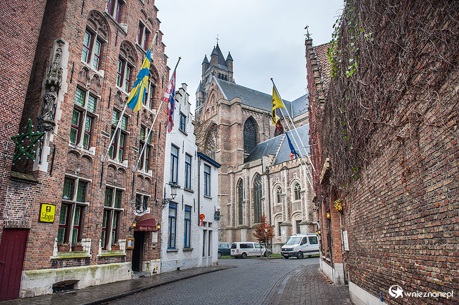 Brugia (Brugge). Widok na Sint-Salvatorskathedraal. - foto: wnieznane.pl Brugia (Brugge). Widok na Sint-Salvatorskathedraal. - foto: wnieznane.pl