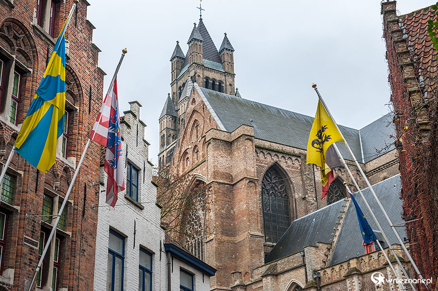 Brugia (Brugge). Widok na Sint-Salvatorskathedraal. - foto: wnieznane.pl Brugia (Brugge). Widok na Sint-Salvatorskathedraal. - foto: wnieznane.pl