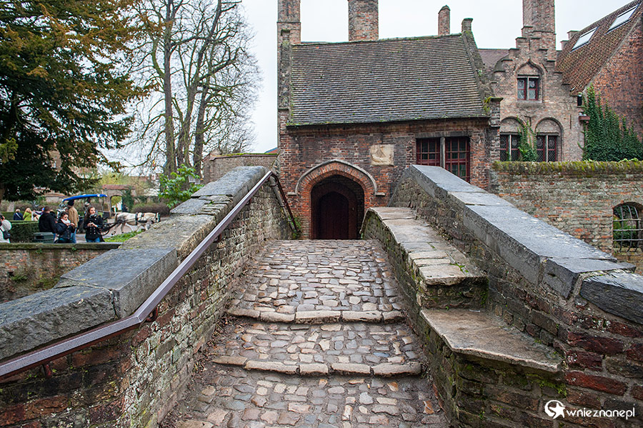 Brugia (Brugge). Kamienny mostek Bonifacius Brug. - foto: wnieznane.pl Brugia (Brugge). Kamienny mostek Bonifacius Brug. - foto: wnieznane.pl