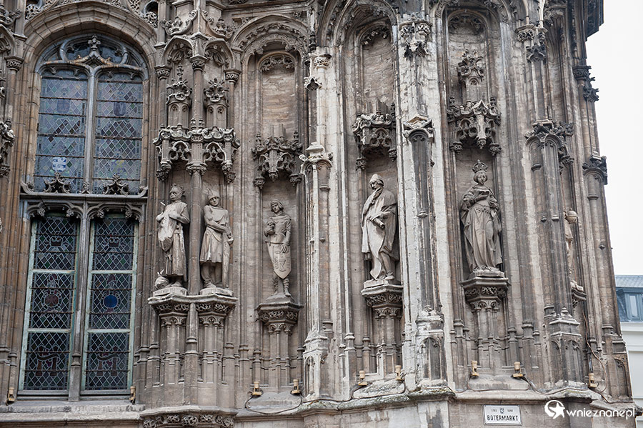Gandawa (Gent). Bogato zdobiona gotycka fasada ratusza (Stadhuis). - foto: wnieznane.pl Gandawa (Gent). Bogato zdobiona gotycka fasada ratusza (Stadhuis). - foto: wnieznane.pl
