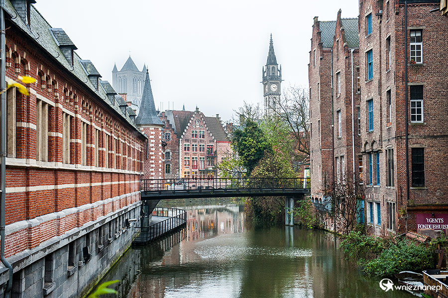 Gandawa (Gent). Rzeka Leie (Lys), przepływająca przez centrum miasta, obok zamek Gravensteen. - foto: wnieznane.pl Gandawa (Gent). Rzeka Leie (Lys), przepływająca przez centrum miasta, obok zamek Gravensteen. - foto: wnieznane.pl