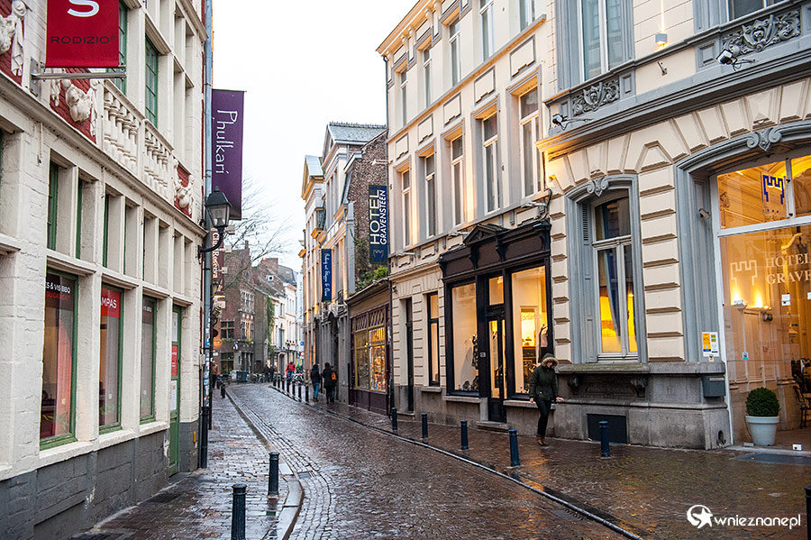 Gandawa (Gent). Jedna z ulic w centrum miasta. - foto: wnieznane.pl Gandawa (Gent). Jedna z ulic w centrum miasta. - foto: wnieznane.pl