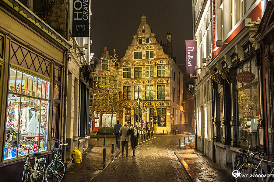 Gandawa (Gent) nocą. Jedna z ulic w centrum miasta. - foto: wnieznane.pl Gandawa (Gent) nocą. Jedna z ulic w centrum miasta. - foto: wnieznane.pl