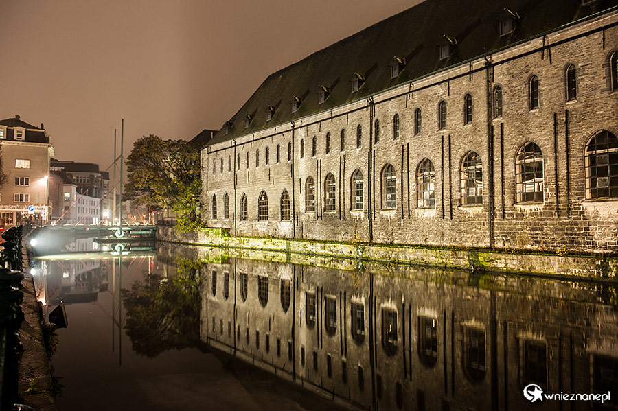 Gandawa (Gent). Jeden z zabytkowych budynków wzdłuż rzeki. - foto: wnieznane.pl Gandawa (Gent). Jeden z zabytkowych budynków wzdłuż rzeki. - foto: wnieznane.pl