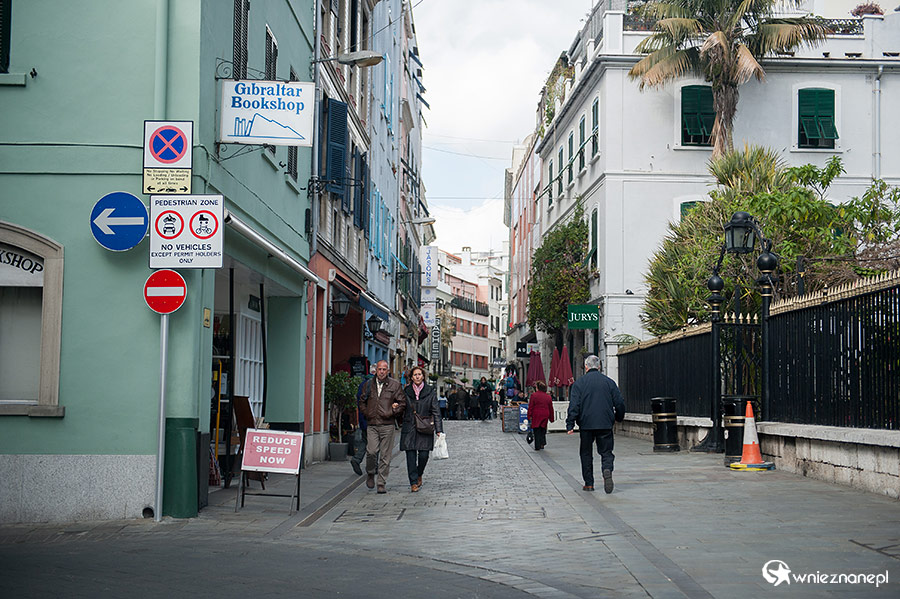 Gibraltar. Jedna z ulic Gibraltaru. - foto: wnieznane.pl Gibraltar. Jedna z ulic Gibraltaru. - foto: wnieznane.pl