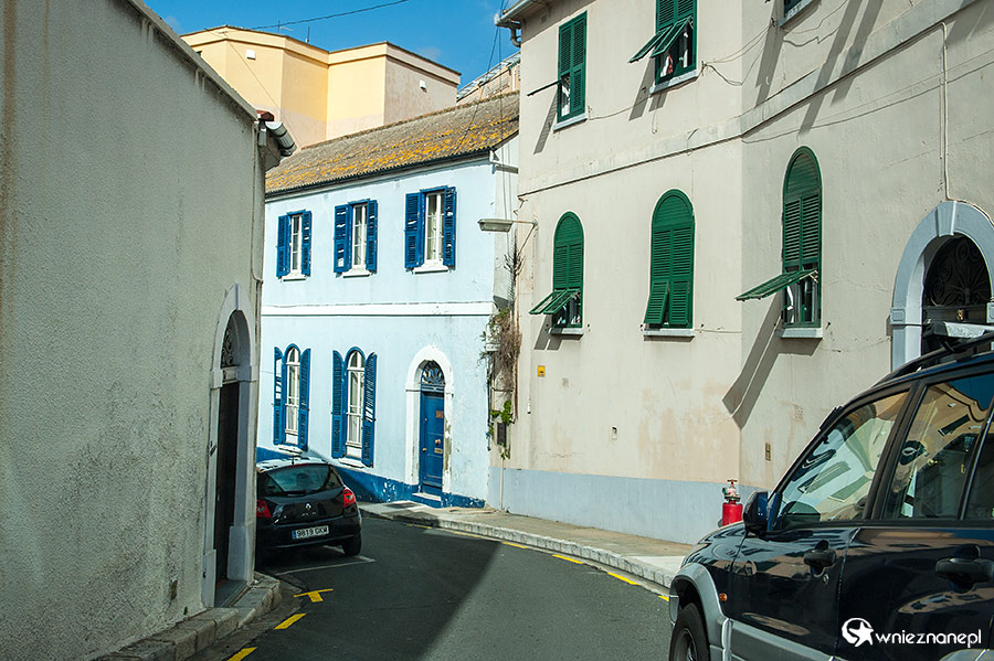 Gibraltar. Jedna z ulic Gibraltaru. - foto: wnieznane.pl Gibraltar. Jedna z ulic Gibraltaru. - foto: wnieznane.pl