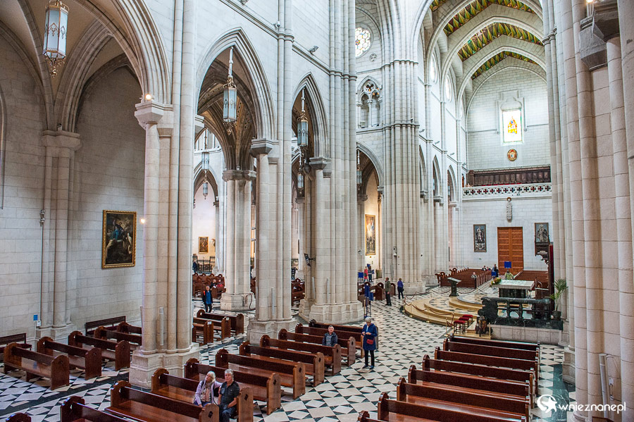 Madryt. Wnętrze katedry, Catedral de la Almudena. - foto: wnieznane.pl Madryt. Wnętrze katedry, Catedral de la Almudena. - foto: wnieznane.pl