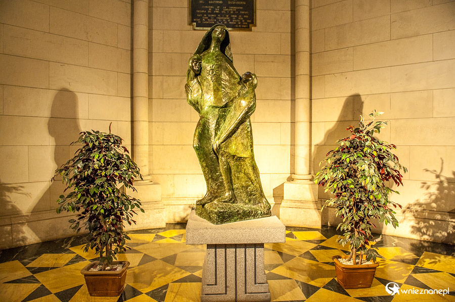 Madryt. Wnętrze katedry, Catedral de la Almudena. - foto: wnieznane.pl Madryt. Wnętrze katedry, Catedral de la Almudena. - foto: wnieznane.pl