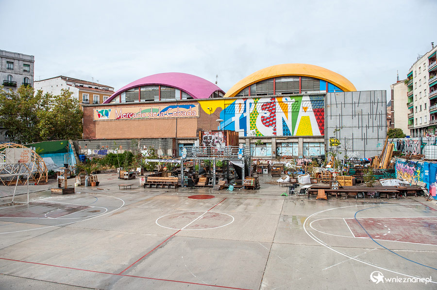 Madryt. Pasaż handlowy w dzielnicy Rastro. - foto: wnieznane.pl Madryt. Pasaż handlowy w dzielnicy Rastro. - foto: wnieznane.pl