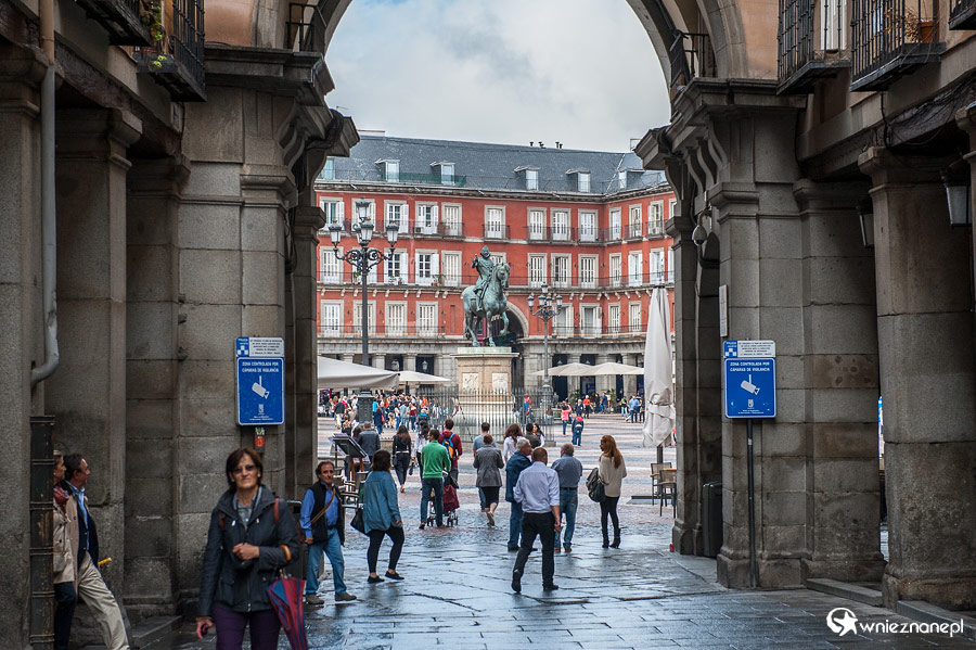 Madryt. Na Plaza Mayor prowadzą bramy. - foto: wnieznane.pl Madryt. Na Plaza Mayor prowadzą bramy. - foto: wnieznane.pl