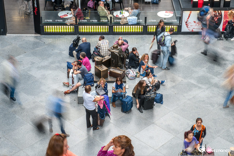 Madryt, dworzec Atocha. W oczekiwaniu na pociąg. - foto: wnieznane.pl Madryt, dworzec Atocha. W oczekiwaniu na pociąg. - foto: wnieznane.pl